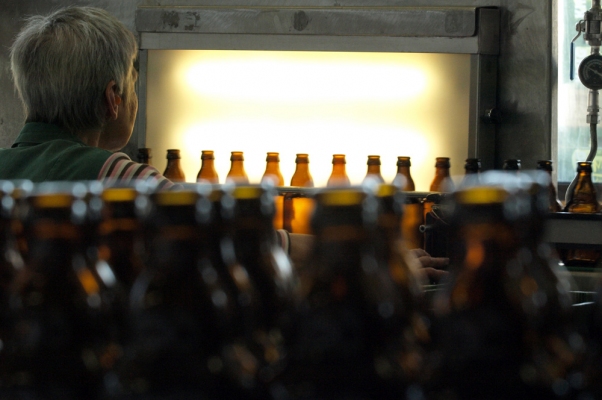 Jede Flasche wird vor der Befüllung einzeln gesichtet.