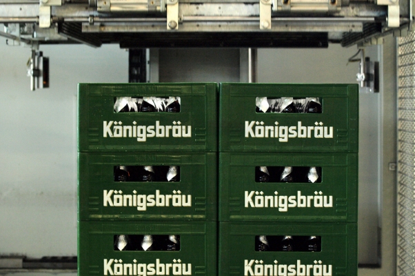 Königbsräu Edel-Pils Kisten beim Palettieren